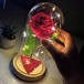 Svítící růže ve skleněné váze