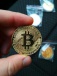 Dekorační mince se znakem Bitcoinu